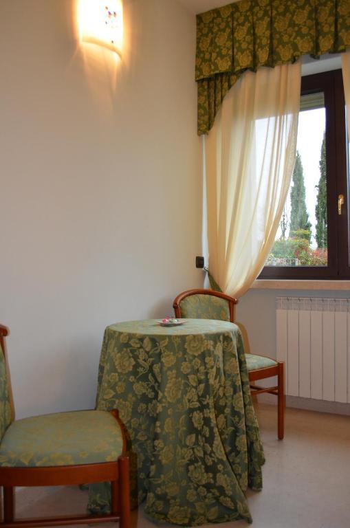 Hotel Olioso Peschiera del Garda Rom bilde